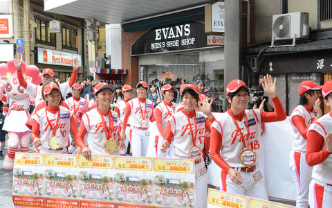 女子プロ野球優勝の京都フローラ、2連覇記念パレード…京都市内を練り歩き 画像