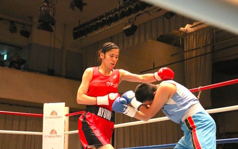 ミス府中の女性ボクサー後藤あゆみ、プロデビュー戦でKO勝利 画像