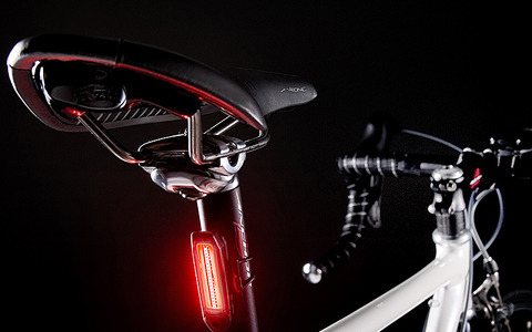 5種類の調光パターン、USB充電の自転車用前照灯＆リア灯 画像