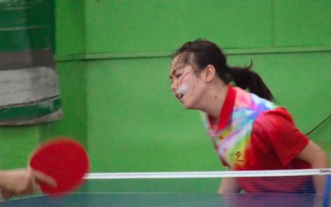 女子卓球選手が顔面でラリー！ハリの良さを伝える「顔面卓球少女」 画像
