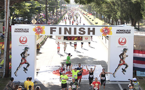 ホノルルマラソン2015、男女3位までケニア勢が独占 画像