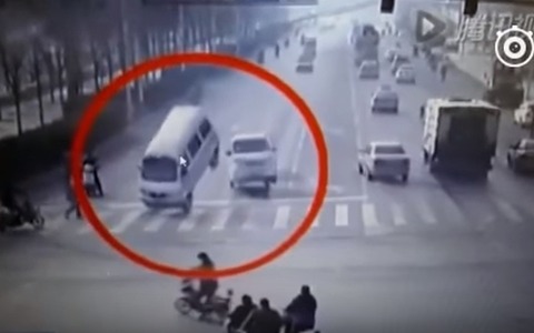 走行中の車がいきなり空に!?…中国で起こった謎の現象が怖いと話題に 画像