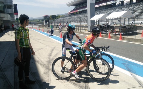 団長安田と小島よしおが表面上は仲よく自転車耐久を走る 画像