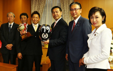 全日本ロードJSB1000クラス4連覇の中須賀選手、馳文部科学大臣を表敬訪問 画像
