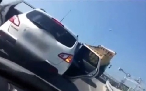 煽られてブチ切れたダンプカーが、高速道路でとんでもない暴挙に！ 画像