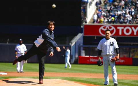 松井秀喜、ヤンキース開幕戦で始球式…大歓声に迎えられる 画像