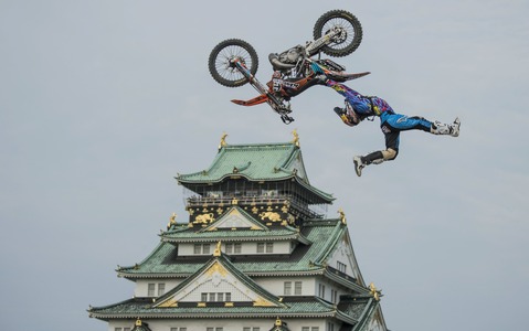 大阪城を背景にフリースタイルモトクロスのトップレーサーがジャンプ 画像