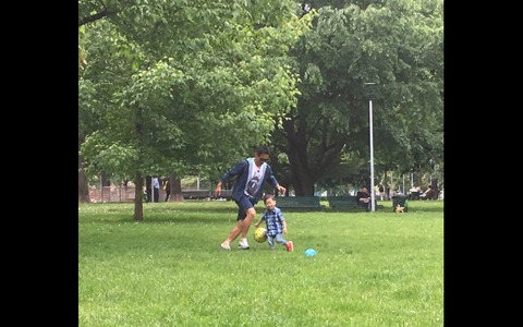 長友佑都、2歳の甥っ子とガチのサッカー対決！「子供は癒しですね」 画像