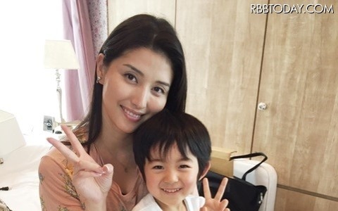 橋本マナミ「投げキッスたくさん」嶺岸煌桜くんにメロメロ 画像