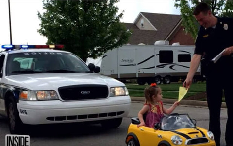 ミニカーで遊ぶ2歳少女を取り締まった警官。その衝撃の理由とは？ 画像