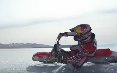 ダニイル・イヴァノフ、世界初のバイカル湖氷上完走 画像
