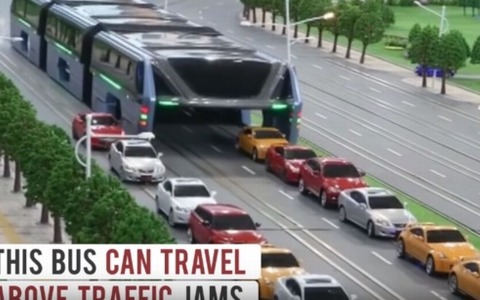 わずか1年で中国の渋滞が解決？自動車の上を超えて走る高架バスがスゴイ！ 画像