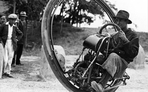 「無駄と夢が詰まっている」1935年の一輪バイクがロマンの塊 画像