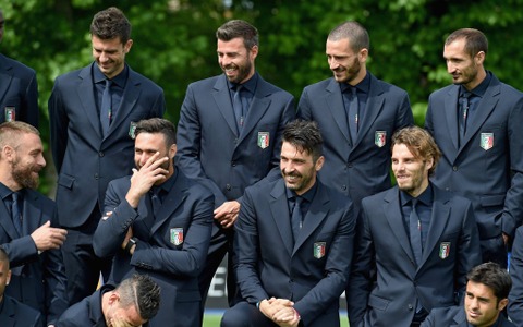 スーツを着こなしたサッカーイタリア代表選手たちの姿がシビれるほどカッコイイ 画像
