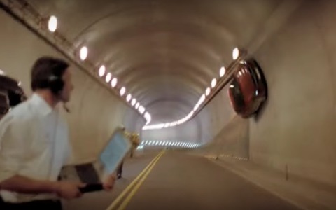 猛スピードでトンネルを一回転するメルセデス・ベンツ…CGじゃない！？ 画像