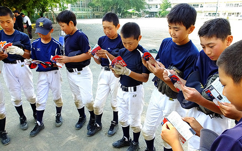 野球少年は「PLAY BALL 2014」手帳に夢中……地域スポーツを応援するマクドナルド 画像