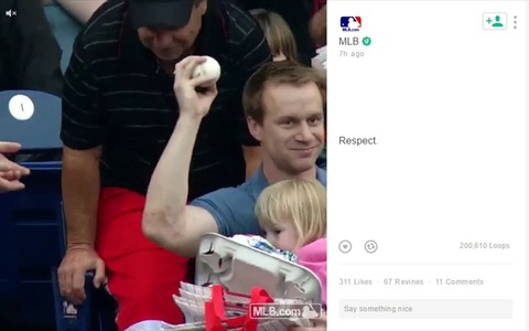 メジャーリーグで観客がスーパーキャッチ、球場の視線を独り占め！ 画像