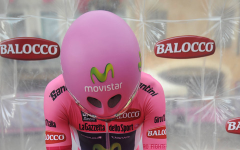 【ジロ・デ・イタリア14】レース途中の自転車交換はあるがヘルメットまで替えるなんて 画像