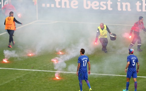 EUROでクロアチアサポーターが発煙筒、爆竹の投げ入れ…選手は失格も覚悟 画像