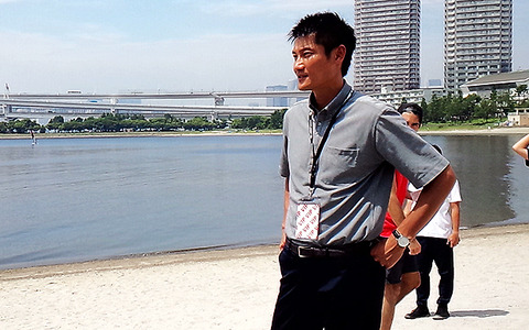 朝日健太郎、お台場の砂浜で仲間と語る…日本代表チーム、日本経済は？ 画像