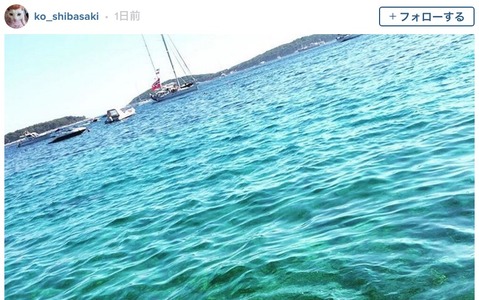 柴咲コウ、ビキニ姿で平泳ぎ「海は良いよなぁ～」 画像