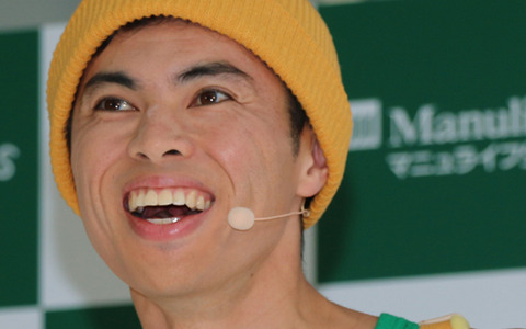 小島よしお「ベッキーと是非一緒に歩きたいですね」 画像