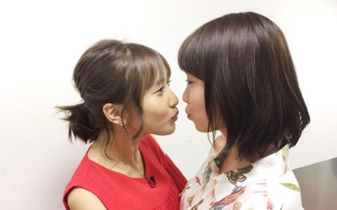 飯豊まりえ、佐野ひなことキス寸前のツーショット写真を公開 画像