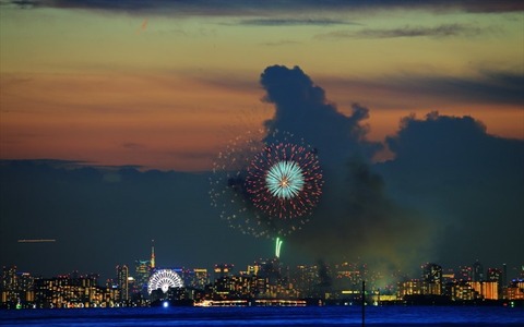 ゴジラ登場？ 花火の向こう側に不穏な雲 画像