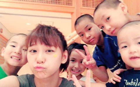 西内まりや、密着取材した大家族とのプライベート写真公開 画像