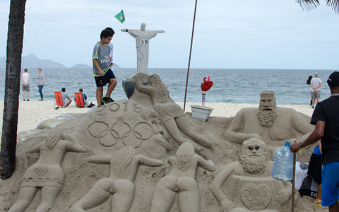 【リオ2016】コパカバーナ海岸ではサンドアートがお出迎え…五輪マークの撮影スポットも人気 画像