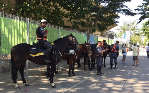 リオオリンピック開会式前のマラカナンスタジアムは警官がズラり…騎馬警官の姿も 画像