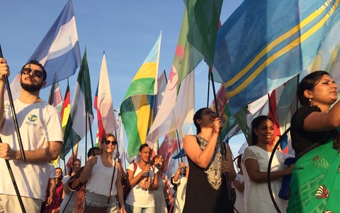 【リオ2016】世界中から応援に駆けつける観客…国旗を掲げて行進 画像