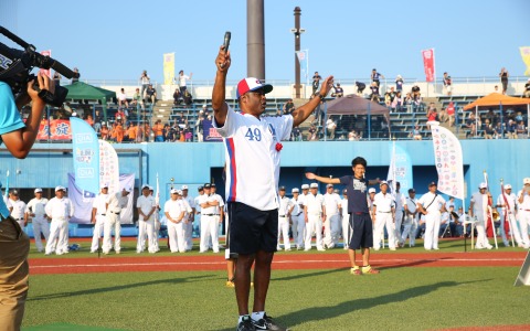 クロマティ、リトルリーグ野球に登場…子どもとMLB式ストレッチ実践 画像