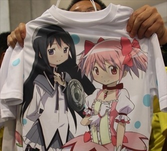 #スポーツ報知、初出展 「MADOGATARI」展グッズも販売 #コミケ90 画像