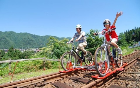 【話題】飛騨市発祥の廃線路を走るレールマウンテンバイク 画像