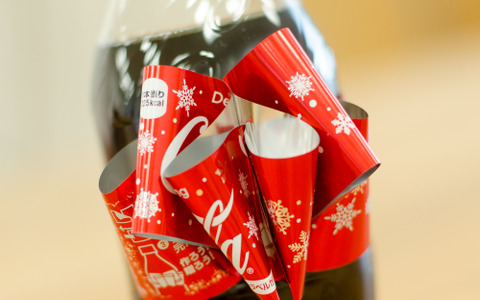 コカ・コーラが「リボンボトル」を展開…さっそく試してみました 画像
