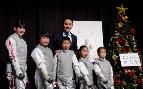 元フェンシング日本代表・太田雄貴、子どもたちとクリスマスツリー点灯式「アレ！」…『こころに剣士を』公開記念イベント 画像