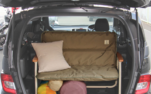 車内でキャンプ用品を置ける「グッドラックソファ＆テーブル」発売 画像