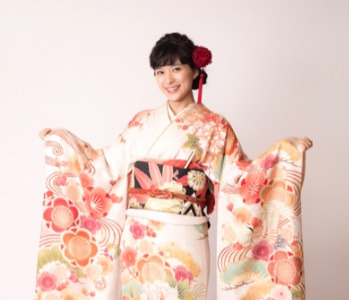 芳根京子、成人式の振袖姿を披露…「日本の三大美女だわ～」とファンの声 画像