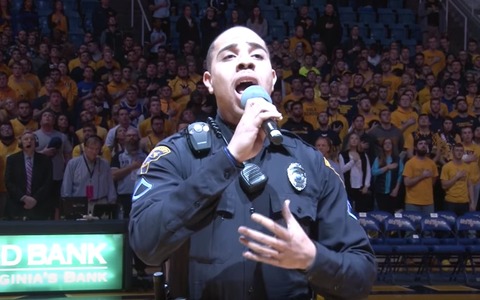 バスケの試合で国歌斉唱予定の歌手が遅刻…かわりに歌ったのはまさかの警官 画像