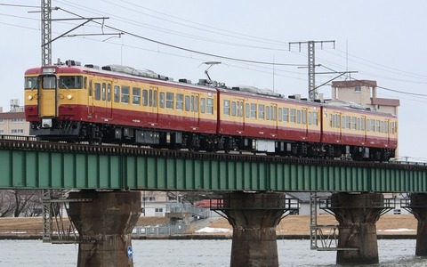 復刻「新潟色」電車、懐かしの「黄赤」走る…ツアー列車で初運行 画像