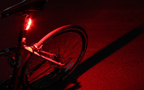 広く、強く光る自転車用「ワイドレンジリアライト」発売 画像