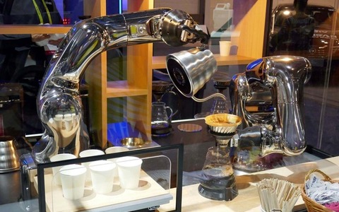 ロボットアームがバリスタの動きを再現…1000万円のコーヒーメーカー 画像