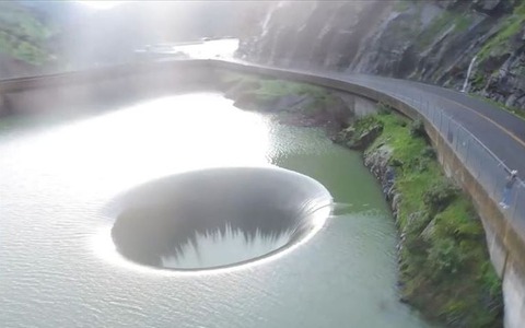 ダムの穴をドローンで空撮した映像が凄まじい! 画像
