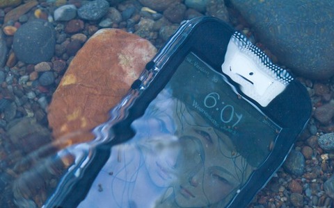 雨の日もへっちゃら。30分水につけても大丈夫なiPhone防水ケース 画像