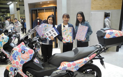 昭和女子大学とBMWがコラボ…女子大生がバイクのボディをラッピングデザイン…東京モーターサイクルショー2017 画像