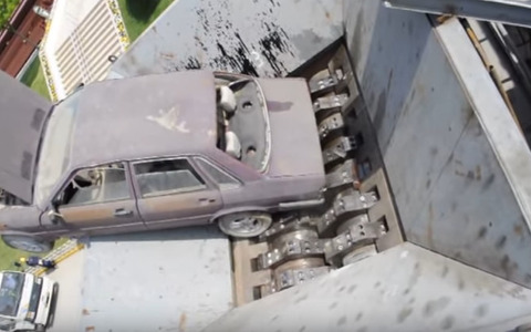 超巨大シュレッダーで自動車をまるごと１台呑み込み、粉砕してしまう映像がスゴイ…！ 画像