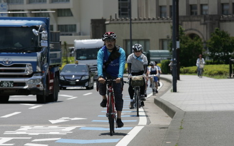 横浜開港祭で道路左端のブルーレーンをサイクリング…自転車の定位置をアピール 画像
