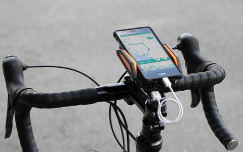 スマホを充電しながら自転車に固定できる「スマホバッテリーマウント」発売 画像