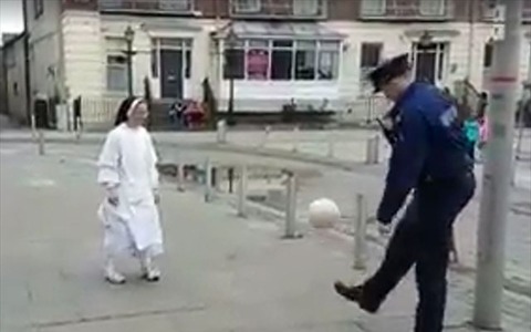 【動画】修道女と警察官がリフティングを披露し合う姿が微笑ましい 画像